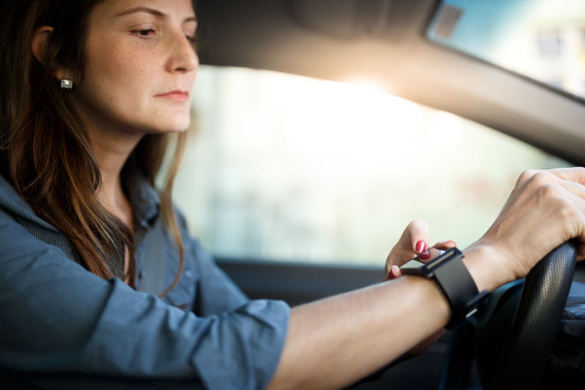 A third of drivers who use smartwatches at the wheel at risk of falling foul of the law